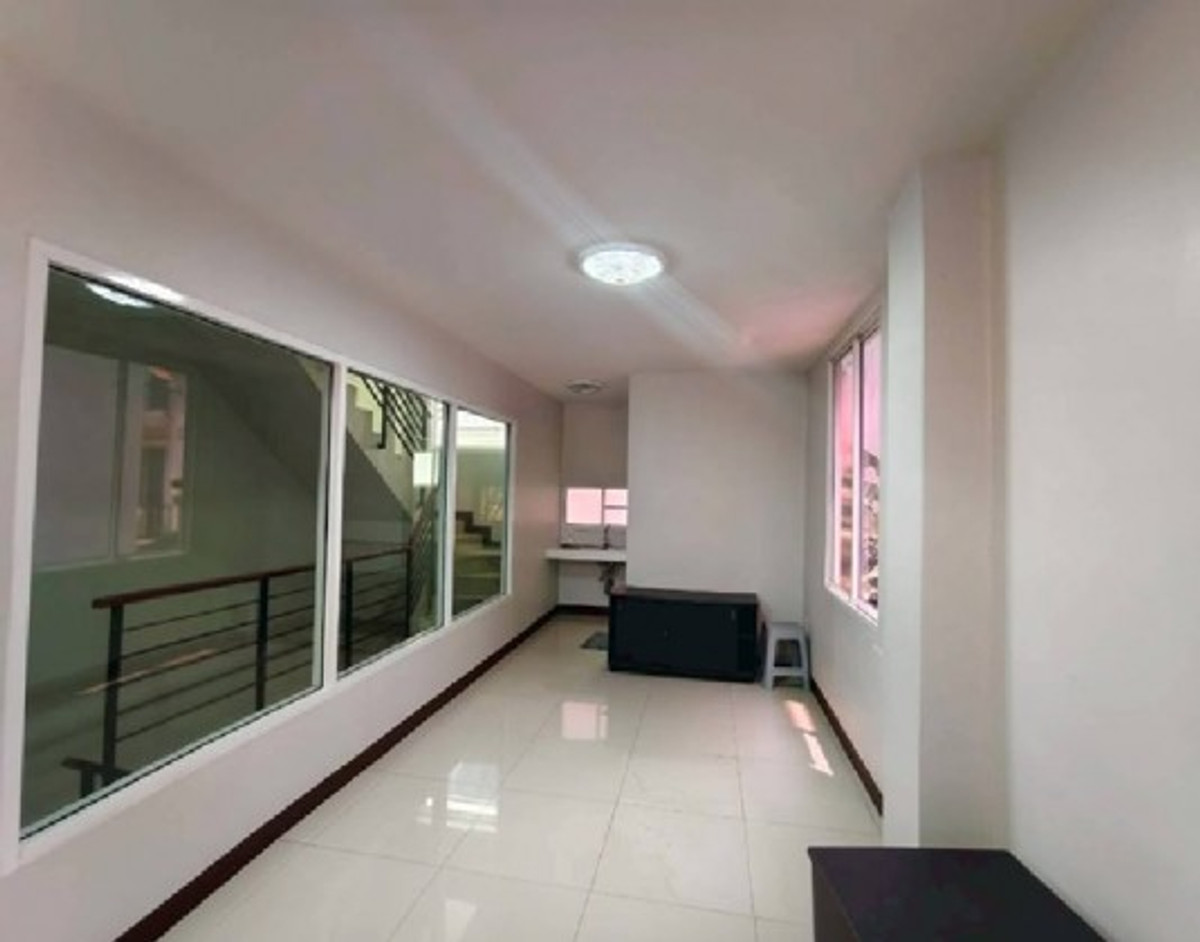 ให้เช่าโฮมออฟฟิศลาดกระบัง สุวรรณภูมิ : โทร. 081-632-0632 ให้เช่าHome Office 4 ชั้น หลังมุม โครงการอาร์เค บิซ เซ็นเตอร์ มอเตอร์เวย์ – ร่มเกล้า ติดถนนใหญ่ ตกแต่งพร้อม แอร์ 5 เครื่อง เหมาะเป็นสำนักงาน จดบริษัทได้