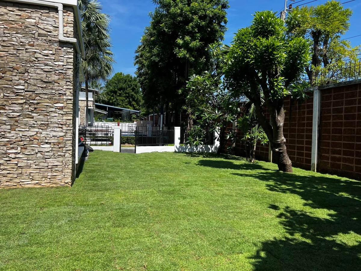 HousePattanakan, Srinakarin : Luxury 3-storey house for sale or rent spacious house next to Wellington College