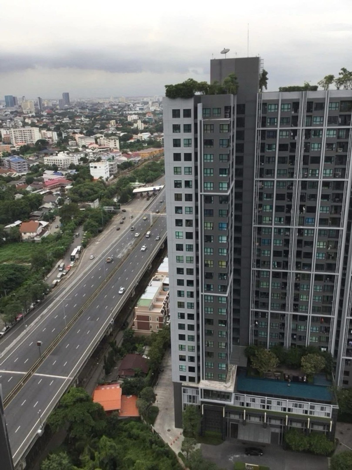 ขายคอนโดอ่อนนุช อุดมสุข : ขายด่วน The Base Park East ชั้น29 วิวHabito ขนาด 27 ตร.ม แต่งสวย เครื่องใช้ไฟฟ้าและเฟอร์ครบ ลงทุนหรืออยู่เองก็คุ้มค่า ราคา 2,400,000 บาท 