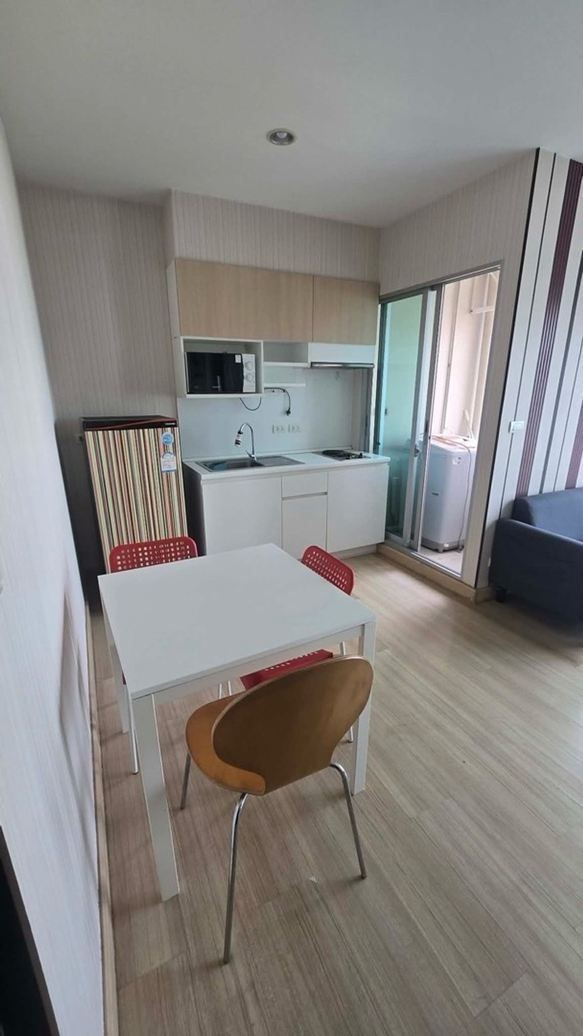 ให้เช่าคอนโดบางนา แบริ่ง ลาซาล : เช่า The Parkland srinakarin lakeside ( เดอะ พาร์คแลนด์ ศรีนครินทร์ เลคไซด์ )🛏️ 1 ห้องนอน 🛁 1 ห้องน้ำ 🛋️ 1 ห้องนั่งเล่น ขนาด 36 ตรม. อาคาร 2 ชั้น 18 🌅 วิวทะเลสาบ ✨ ราคา 10,000 บาท ✨ 