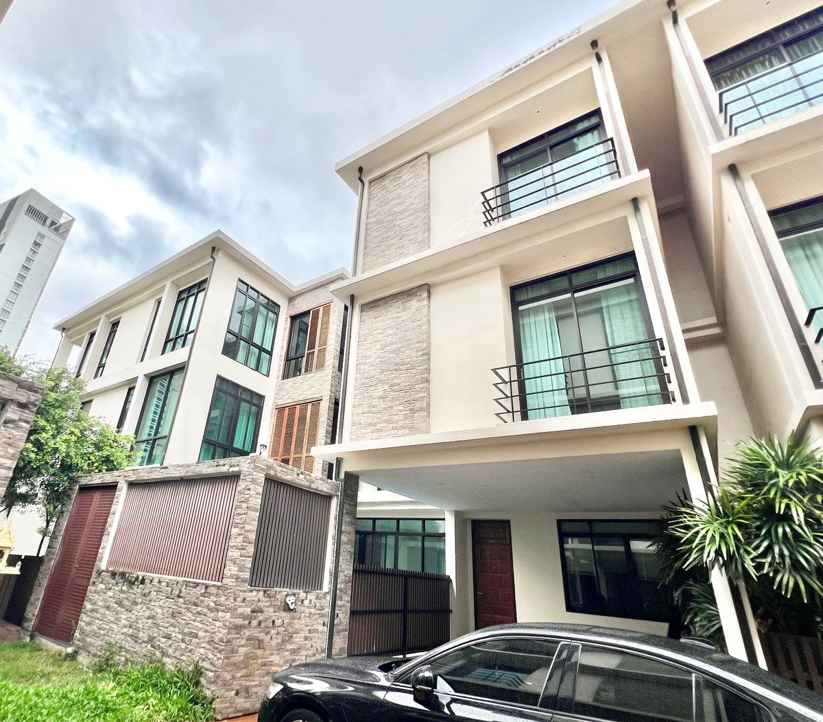 For RentSukhumvit, Asoke, Thonglor : For rent, Luxury Pool Villa, Sukhumvit 24, city center, near BTS Phrom Phong, Emquartier, 5 bedrooms.