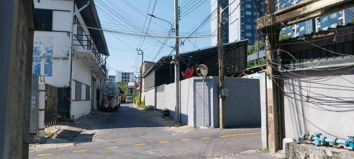 For RentWarehouseRathburana, Suksawat : Warehouse with office for rent 245 sq m.Usable area 980 sq m. Location Rat Burana Soi 8, Soi 10.