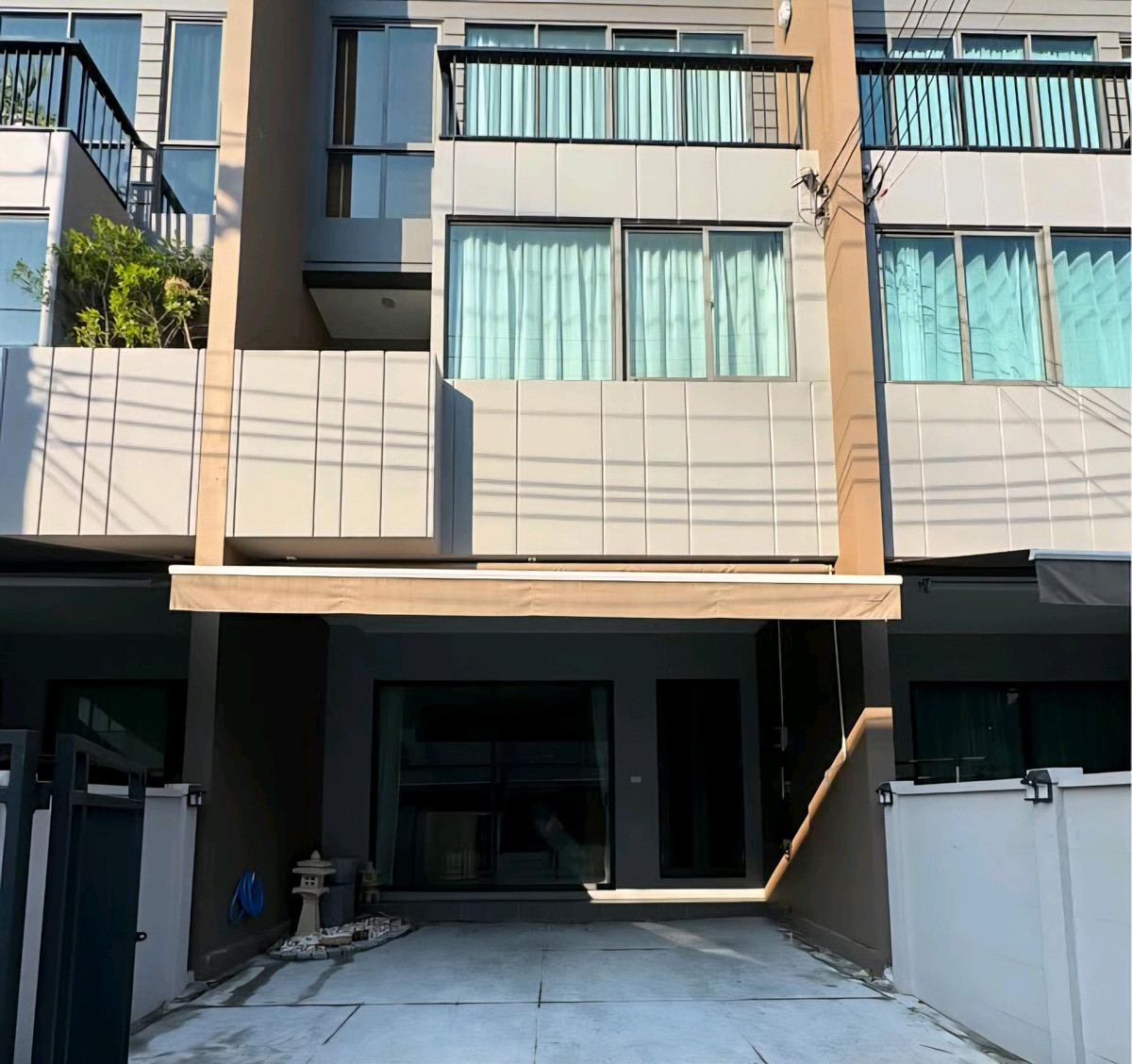 For RentTownhomeMin Buri, Romklao : For rent: Baan Klang Muang-Rama 9 Krungthep Kreetha, ready to rent immediately.