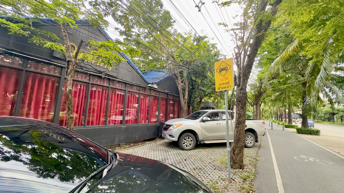 ให้เช่าที่ดินเลียบทางด่วนรามอินทรา : ให้เช่าที่ดินพร้อมสิ่งปลูกสร้าง ริมถนนประดิษฐ์มนูญธรรม เนื้อที่ 200 ตรว. เลียบทางด่วนเอกมัยรามอินทรา