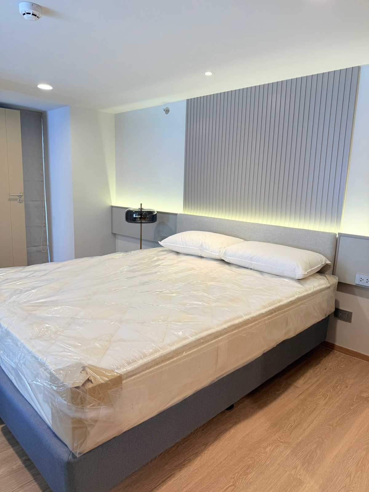 ให้เช่าคอนโดสยาม จุฬา สามย่าน : ด่วน!!ราคานี้แค่เดือนนี้เท่านั้นถูกที่สุดจากทั้งโครงการ 2 ห้องนอน 2 ห้องน้ำ 2 ชั้น 2 สิทธิ์จอดรถ พร้อม 1 powder room ทำเลจุฬา