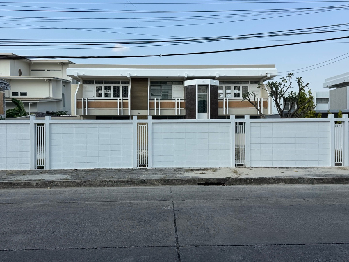 For RentHome OfficePattanakan, Srinakarin : Home office studio for rent, Phatthanakan, 10 car parking spaces, welcome tenants to register a company and do business.