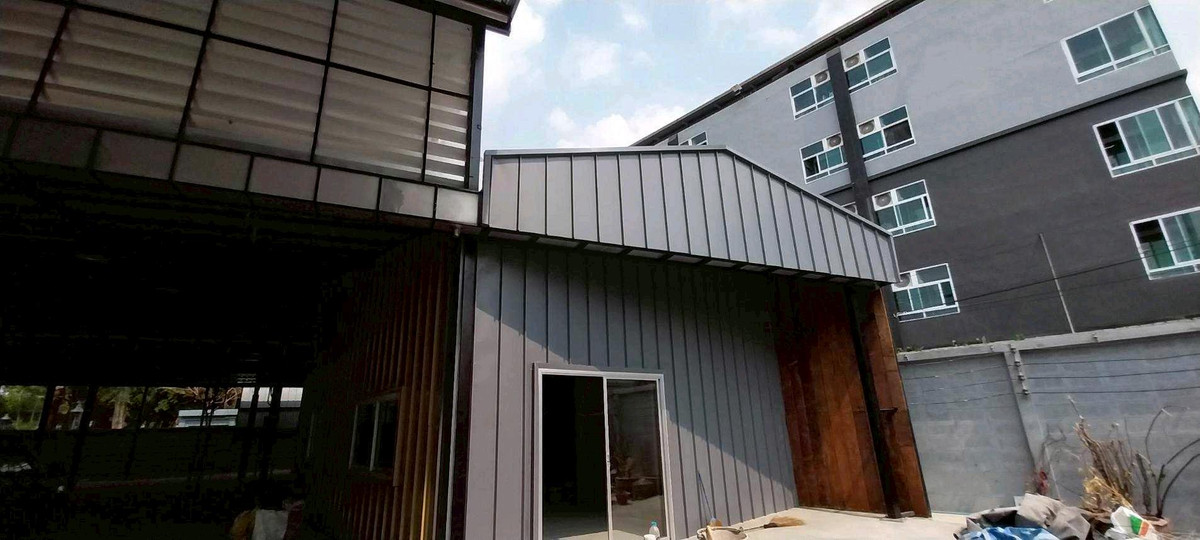 For RentWarehouseRathburana, Suksawat : Warehouse with office for rent 245 sq m.Usable area 980 sq m. Location Rat Burana Soi 8, Soi 10.