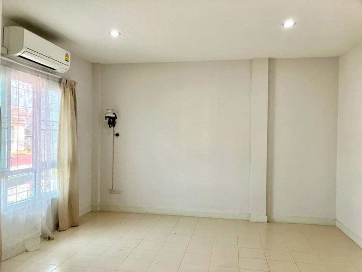 For SaleTownhomeNakhon Pathom : 2-story townhouse for sale, Pruksaphan Village, Kradi Diao 1, Soi 6, area 20.6 square meters, 3 bedrooms, near Silpakorn University, Nong Pak Long Subdistrict, Mueang Nakhon Pathom District, Nakhon Pathom Province.