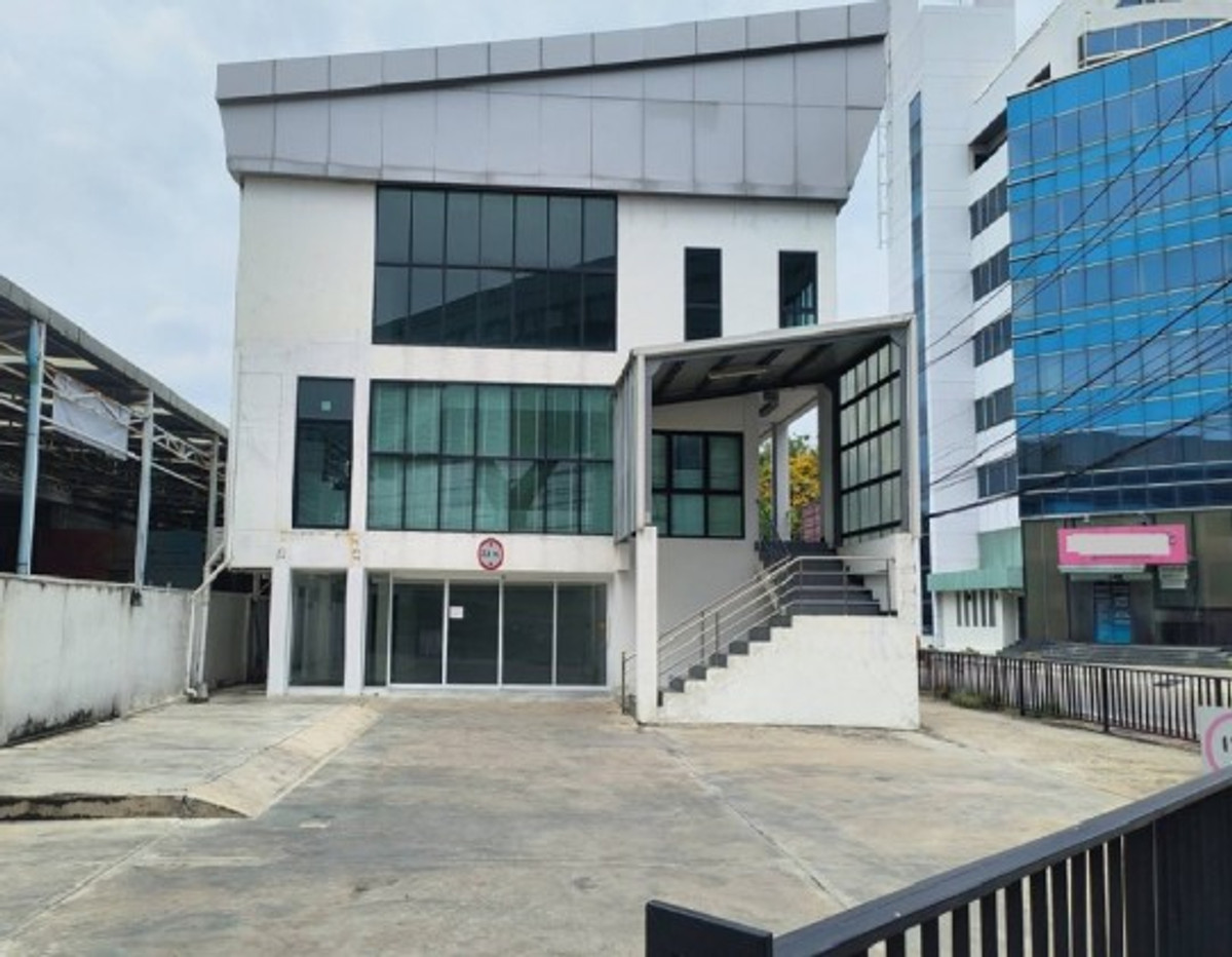 For RentOfficePathum Thani,Rangsit, Thammasat : Tel. 081-632-0632 3-story office building for rent, location along Vibhavadi-Rangsit Road. Near Zeer Rangsit / 15 parking spaces / air conditioning throughout the building / suitable as an office, able to register a company