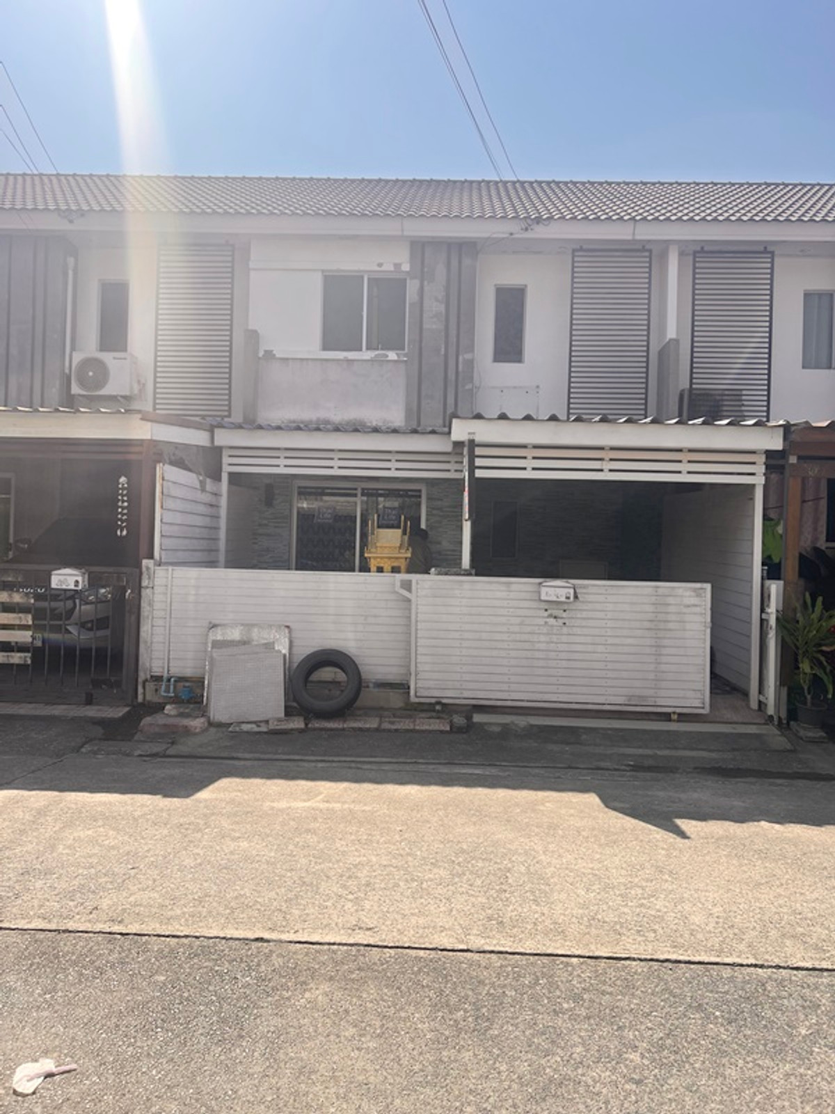 ขายทาวน์โฮมลาดกระบัง สุวรรณภูมิ : ขายทาวน์เฮ้าส์ บ้านพฤกษา 78 นิคมฯ ลาดกระบัง เนื้อที่ 18.5 ตรว. 3 ห้องนอน 2 ห้องน้ำ สภาพเดิม ราคา 1,700,000 บาท สนใจติดต่อ 085-550-1599 