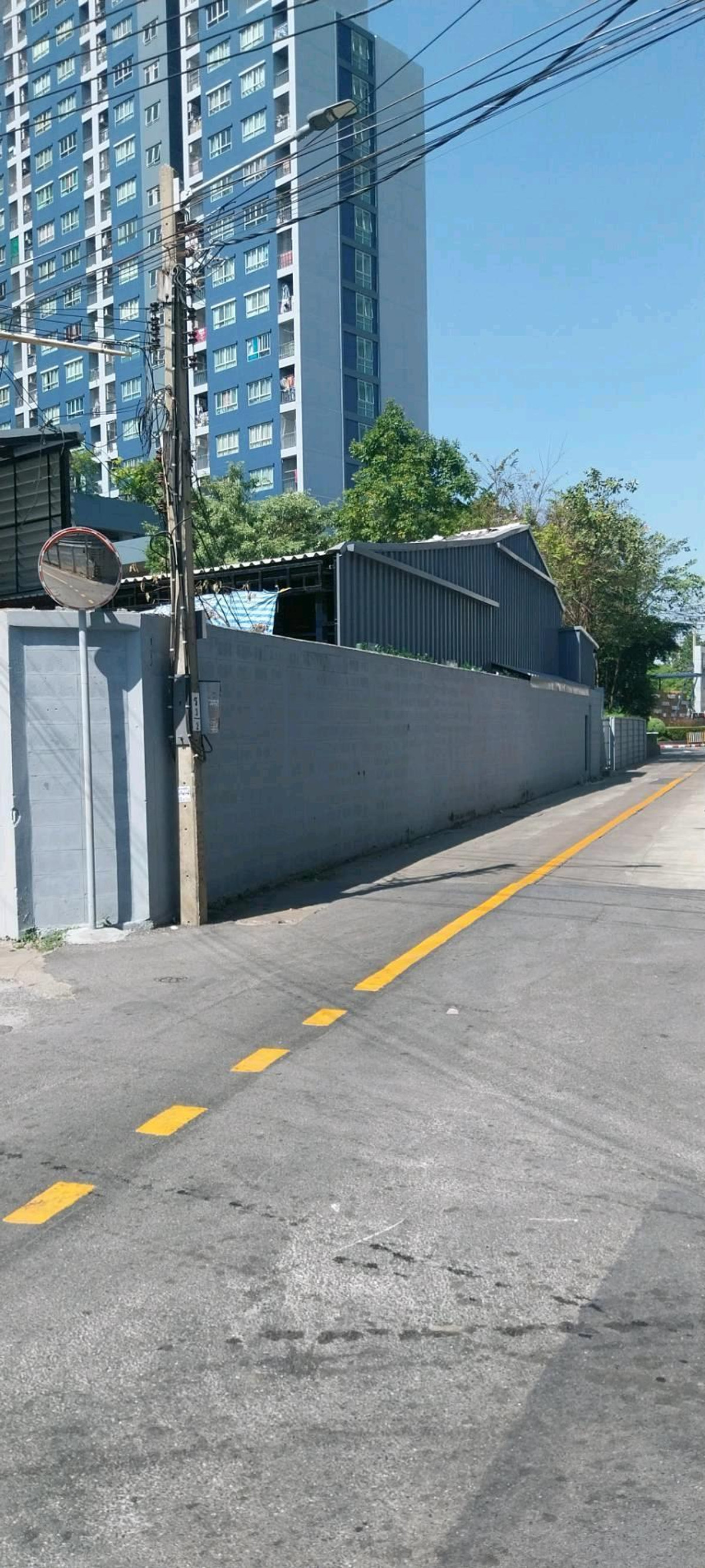 For RentWarehouseRathburana, Suksawat : Warehouse with office for rent 245 sq m.Usable area 980 sq m. Location Rat Burana Soi 8, Soi 10.