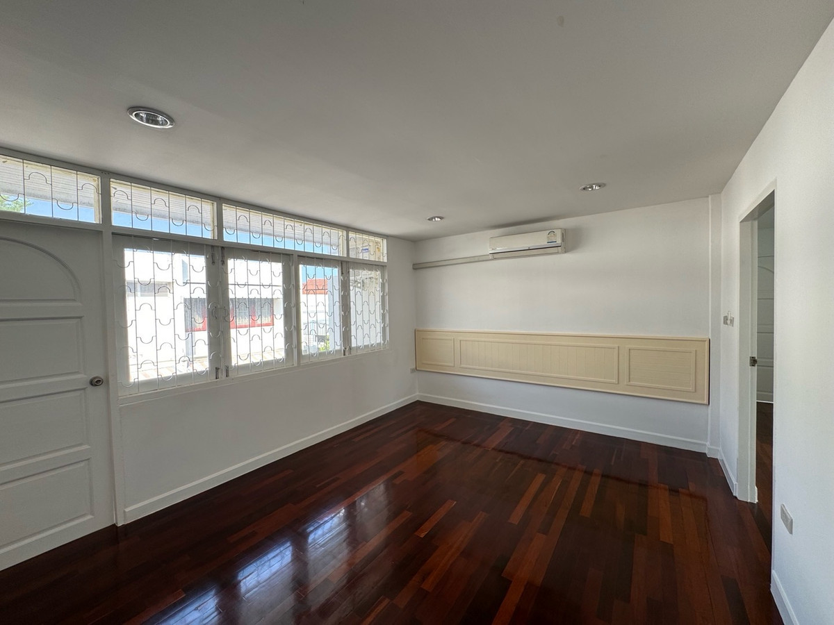 For RentHome OfficePattanakan, Srinakarin : Home office studio for rent, Phatthanakan, 10 car parking spaces, welcome tenants to register a company and do business.