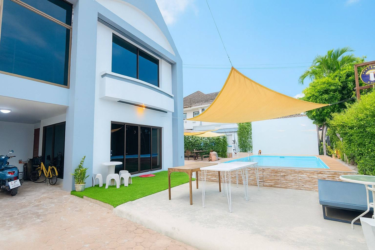 For SaleHousePattaya, Bangsaen, Chonburi : Single house in Sam Muk Thani Village, Bang Saen. Single house, area 100 sq m, 3 bedrooms, 3 bathrooms, 2 halls. There is a small house in the area of ​​the house, 8 air conditioners, swimming pool 3×7, depth 1.3, salt system. Selling price 69XXXXX