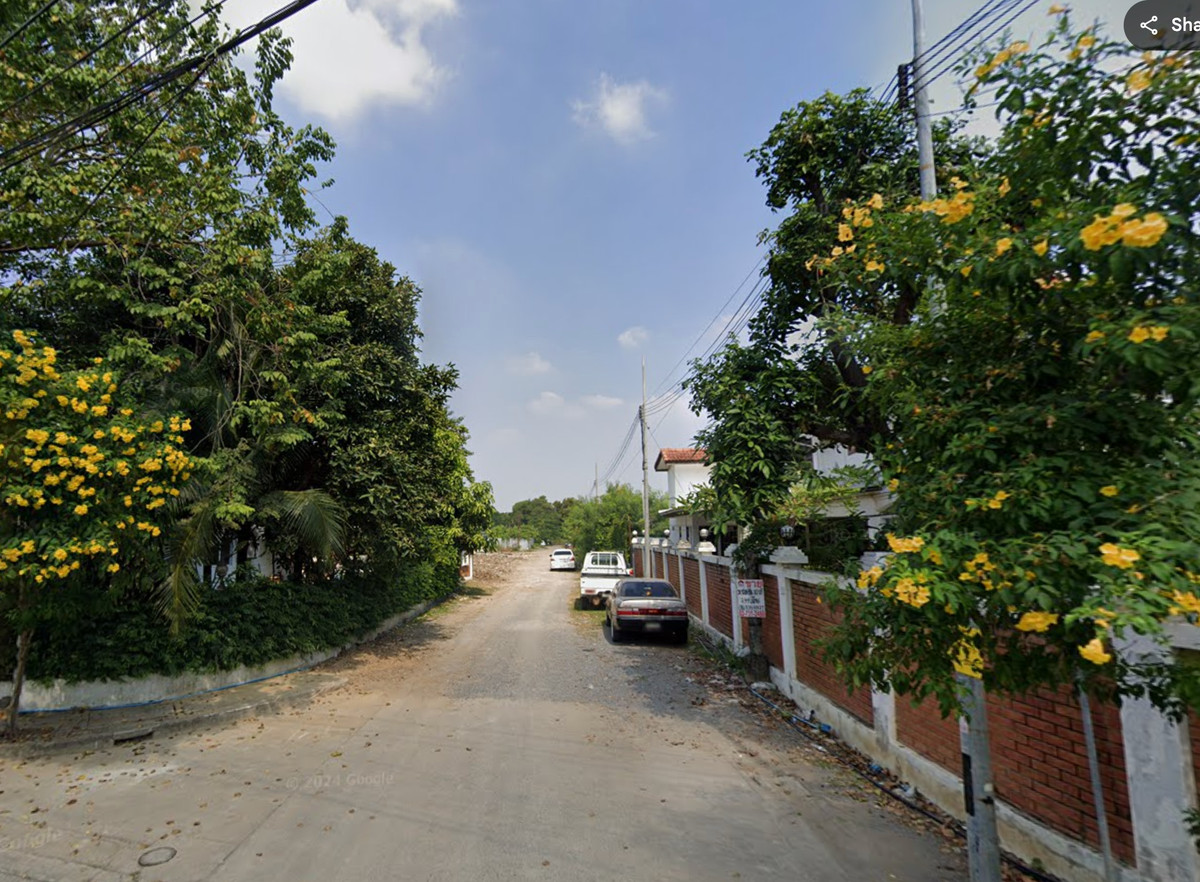 For SaleLandChaengwatana, Muangthong : Large plot of land for sale Chaengwattana - Lak Si location, land size 9 rai 17 square wah (total 3,617 square wah), width approximately 69 meters, depth approximately 250 meters.