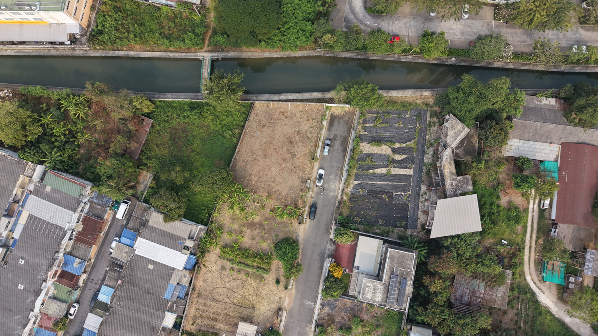 For SaleLandBangna, Bearing, Lasalle : Empty land for sale, area 173.8 square meters, in Srinakarin Park Village. Beautiful rectangular plot, easy to lay out, width 33 meters, depth 25 meters.