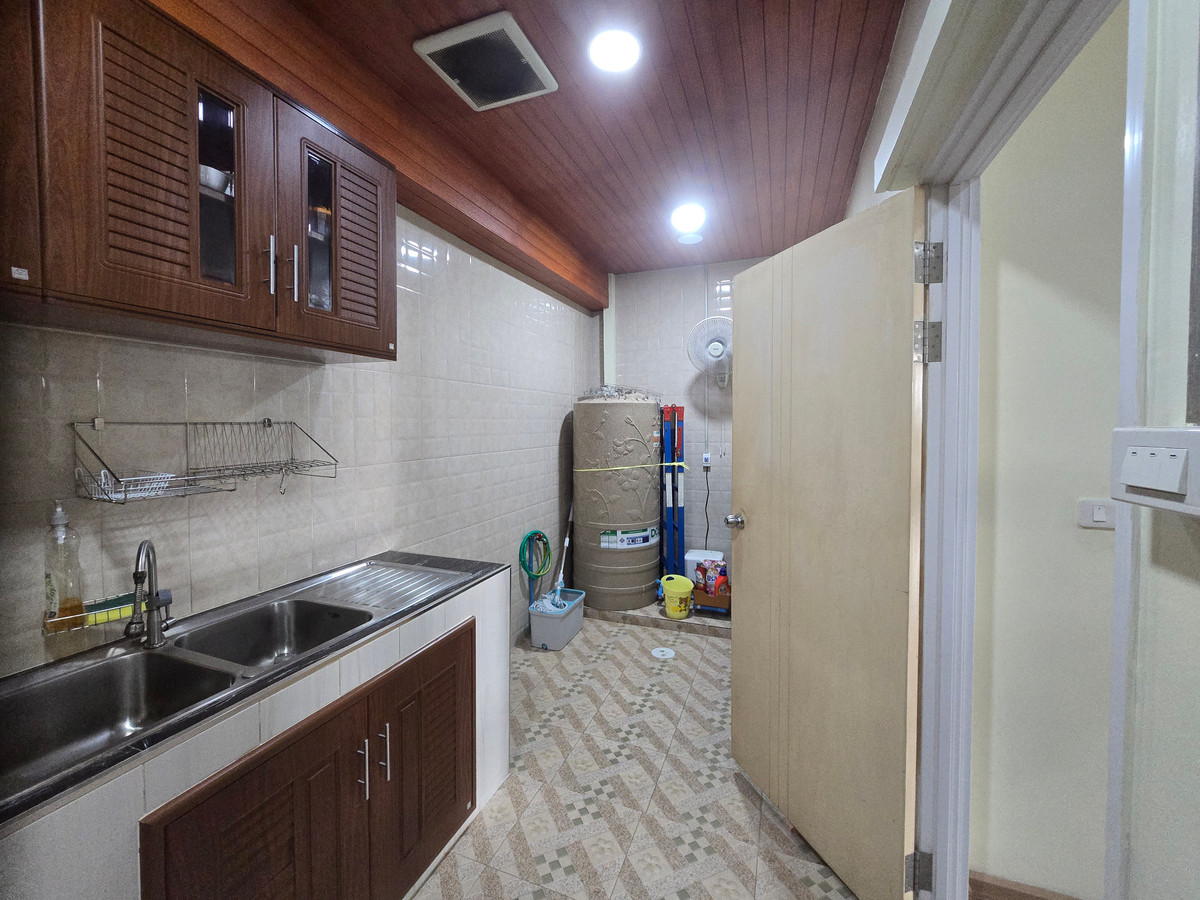 ขายทาวน์โฮมมหาชัย สมุทรสาคร : ทาวน์โฮม 2 ชั้น โกลเด้นทาวน์ พระราม 2 เฟส1 ตกแต่งพร้อมอยู่