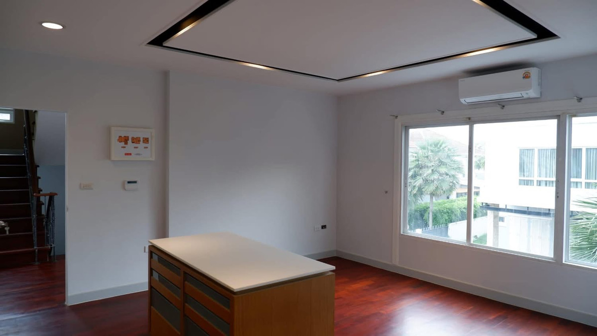 HousePattanakan, Srinakarin : Luxury 3-storey house for sale or rent spacious house next to Wellington College