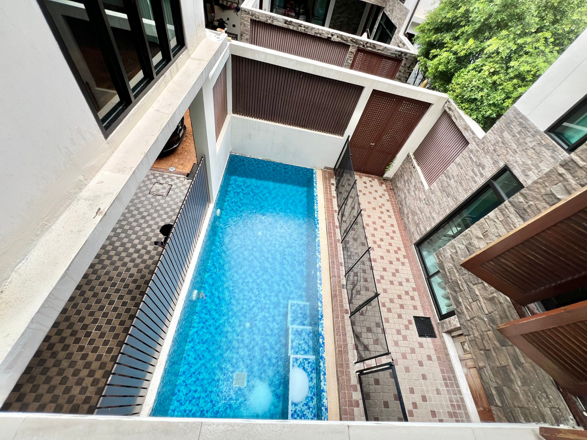For RentSukhumvit, Asoke, Thonglor : For rent, Luxury Pool Villa, Sukhumvit 24, city center, near BTS Phrom Phong, Emquartier, 5 bedrooms.