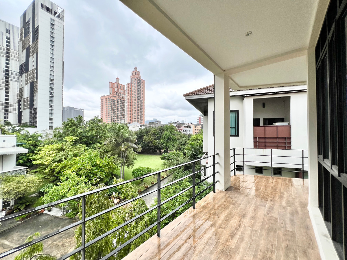 For RentSukhumvit, Asoke, Thonglor : For rent, Luxury Pool Villa, Sukhumvit 24, city center, near BTS Phrom Phong, Emquartier, 5 bedrooms.
