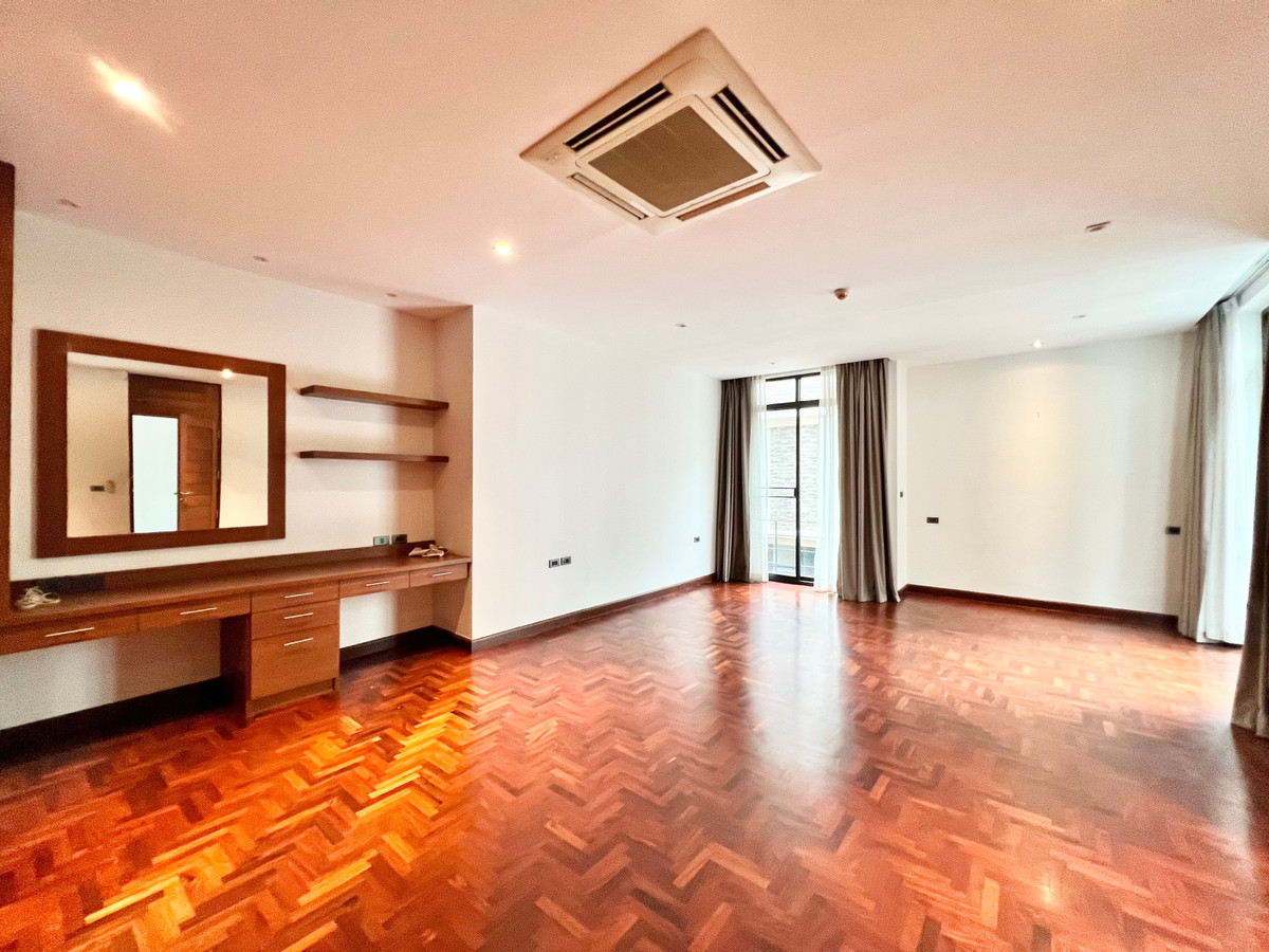 For RentSukhumvit, Asoke, Thonglor : For rent, Luxury Pool Villa, Sukhumvit 24, city center, near BTS Phrom Phong, Emquartier, 5 bedrooms.