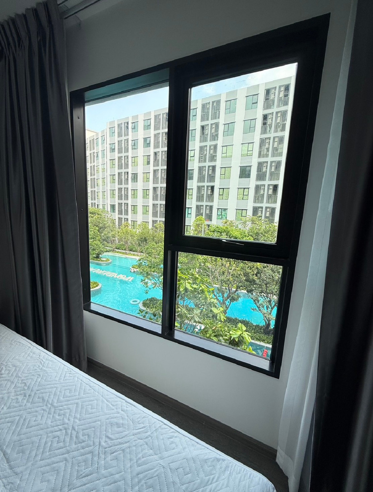 For RentCondoPathum Thani,Rangsit, Thammasat : For rent, Kave Wonderland, pool view, shady trees. Brand new room