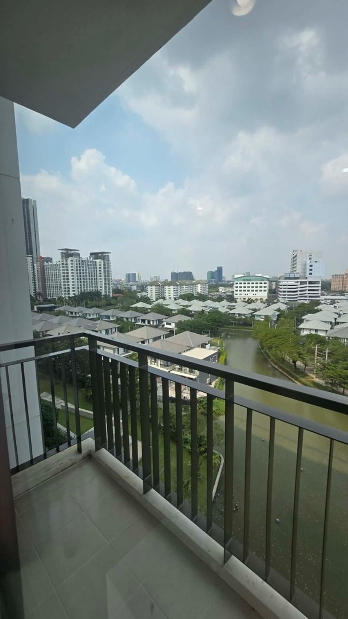 ให้เช่าคอนโดบางนา แบริ่ง ลาซาล : เช่า The Parkland srinakarin lakeside ( เดอะ พาร์คแลนด์ ศรีนครินทร์ เลคไซด์ )🛏️ 1 ห้องนอน 🛁 1 ห้องน้ำ 🛋️ 1 ห้องนั่งเล่น ขนาด 36 ตรม. อาคาร 2 ชั้น 18 🌅 วิวทะเลสาบ ✨ ราคา 10,000 บาท ✨ 