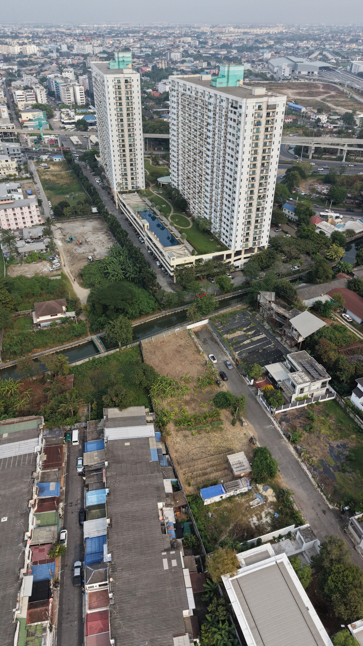 For SaleLandBangna, Bearing, Lasalle : Empty land for sale, area 173.8 square meters, in Srinakarin Park Village. Beautiful rectangular plot, easy to lay out, width 33 meters, depth 25 meters.