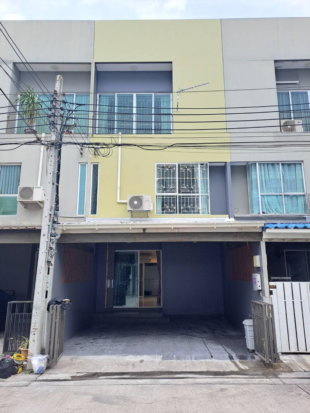 For RentTownhomePattanakan, Srinakarin : M1582 For rent, 3-story townhome, Patio, Phatthanakan 38.