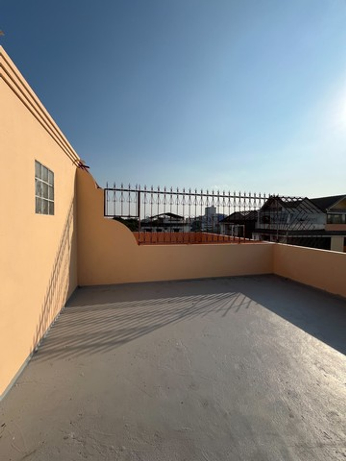 ขายทาวน์โฮมเลียบทางด่วนรามอินทรา : ขายถูก ทาวน์เฮ้าส์ 4 ชั้น บ้านสวนซื่อตรง ลาดพร้าว 87 ซอยประดิษฐมนูธรรม ซ. 10 ถนนเลียบทางด่วนรามอินทรา เขตวังทองหลาง 