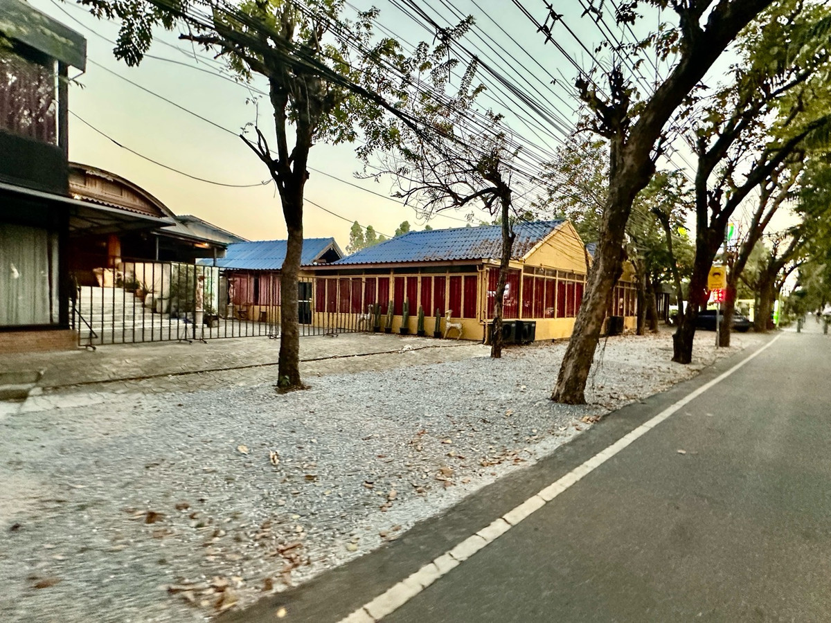 ให้เช่าที่ดินเลียบทางด่วนรามอินทรา : ให้เช่าที่ดินพร้อมสิ่งปลูกสร้าง ริมถนนประดิษฐ์มนูญธรรม เนื้อที่ 200 ตรว. เลียบทางด่วนเอกมัยรามอินทรา