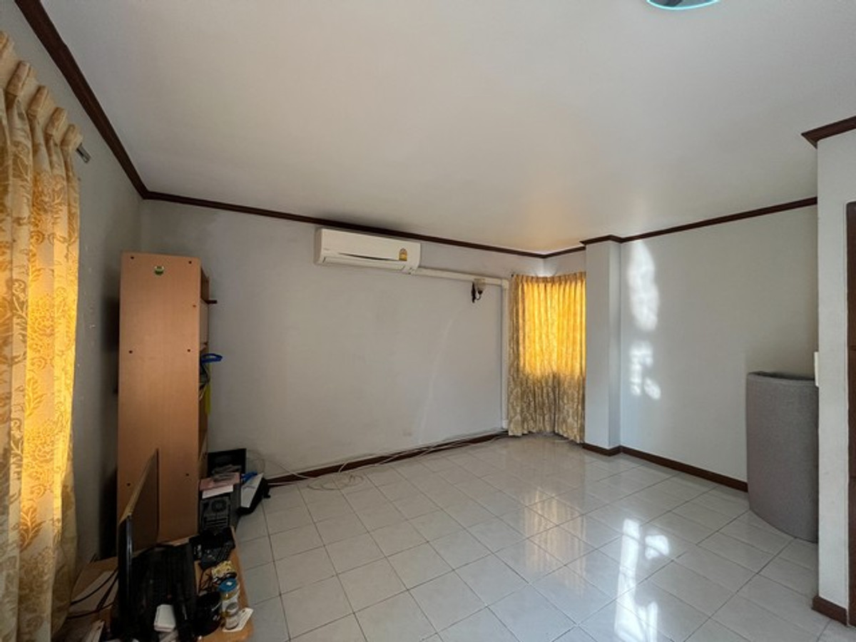 ขายทาวน์โฮมเลียบทางด่วนรามอินทรา : ขายถูก ทาวน์เฮ้าส์ 4 ชั้น บ้านสวนซื่อตรง ลาดพร้าว 87 ซอยประดิษฐมนูธรรม ซ. 10 ถนนเลียบทางด่วนรามอินทรา เขตวังทองหลาง 