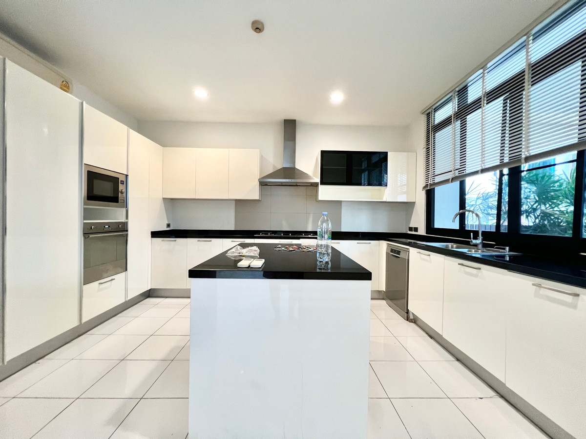 For RentSukhumvit, Asoke, Thonglor : For rent, Luxury Pool Villa, Sukhumvit 24, city center, near BTS Phrom Phong, Emquartier, 5 bedrooms.