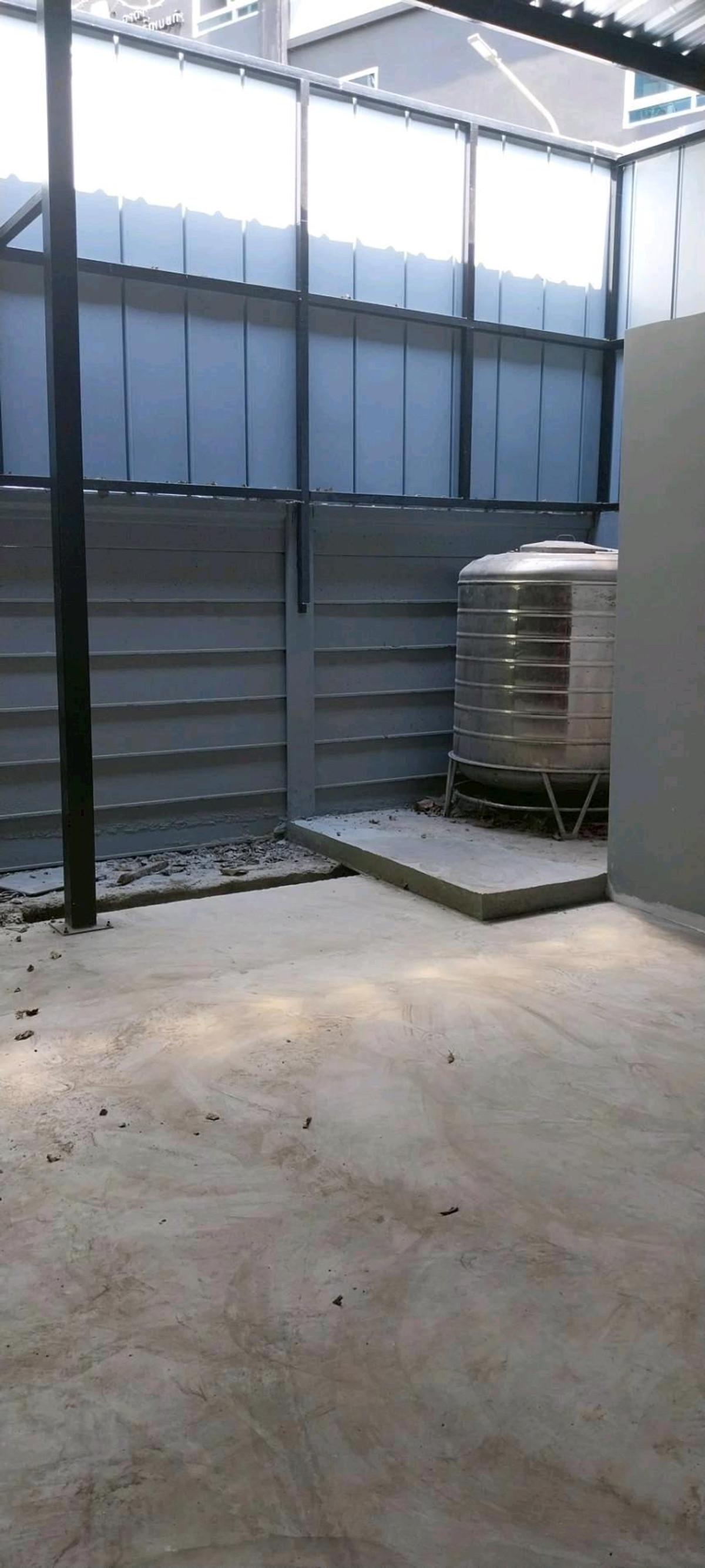 For RentWarehouseRathburana, Suksawat : Warehouse with office for rent 245 sq m.Usable area 980 sq m. Location Rat Burana Soi 8, Soi 10.