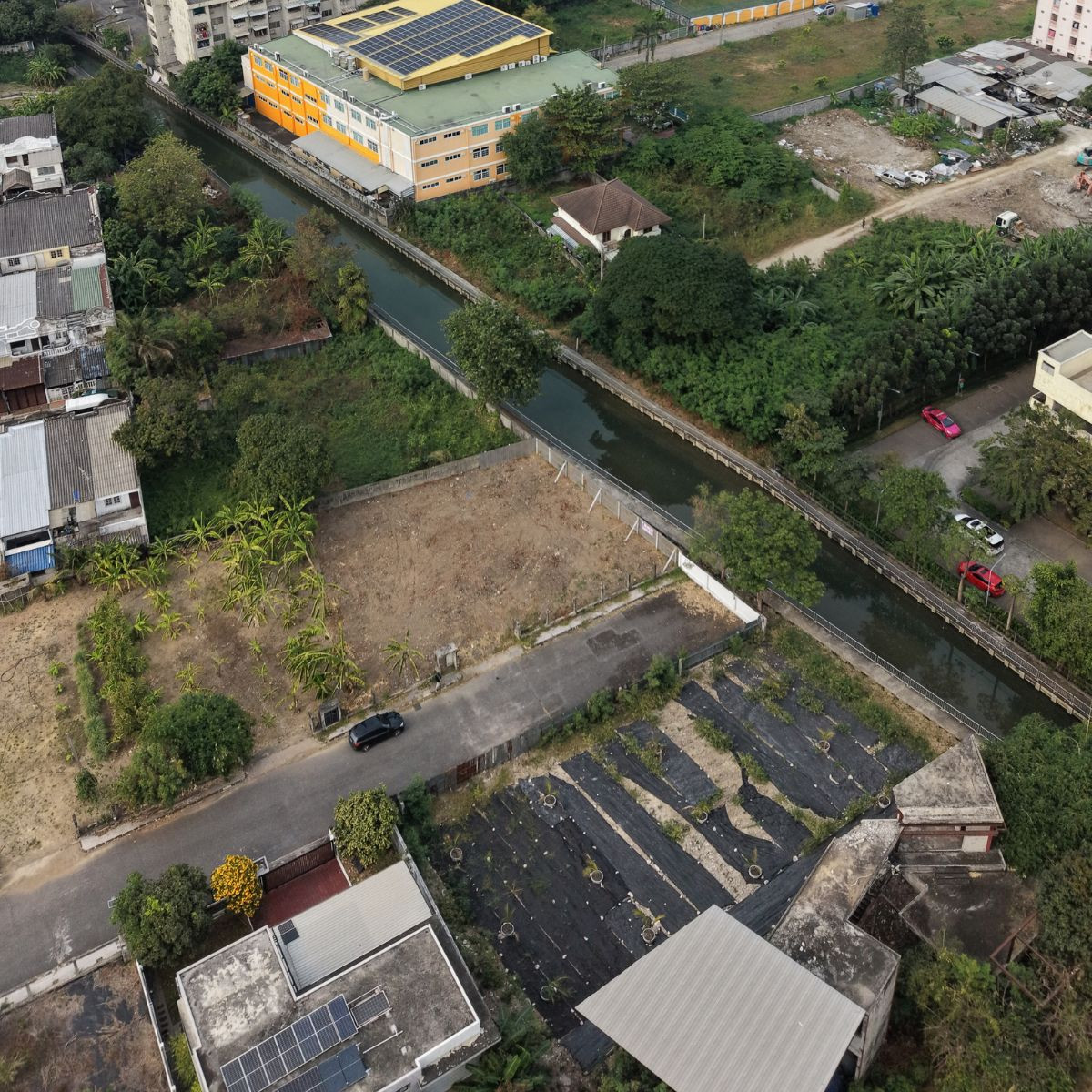 For SaleLandBangna, Bearing, Lasalle : Empty land for sale, area 173.8 square meters, in Srinakarin Park Village. Beautiful rectangular plot, easy to lay out, width 33 meters, depth 25 meters.