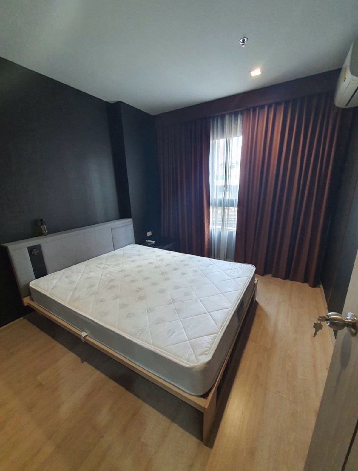 ให้เช่าคอนโดพระราม 9 เพชรบุรีตัดใหม่ RCA : ให้เช่า ideo new rama9 (ไอดีโอ นิว พระราม9 ) 1 ห้องนอน 1ห้องน้ำ  32 ตรม. ชั้น 4  ตึกหลัก วิวเมือง  เฟอร์และเครื่องใช้ไฟฟ้าครบ 15,000  บาท
