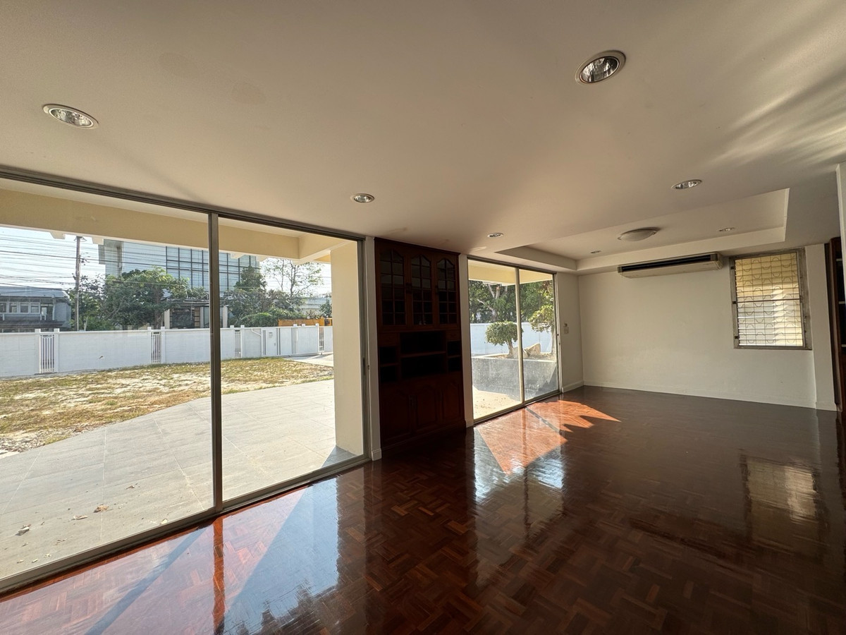 For RentHome OfficePattanakan, Srinakarin : Home office studio for rent, Phatthanakan, 10 car parking spaces, welcome tenants to register a company and do business.