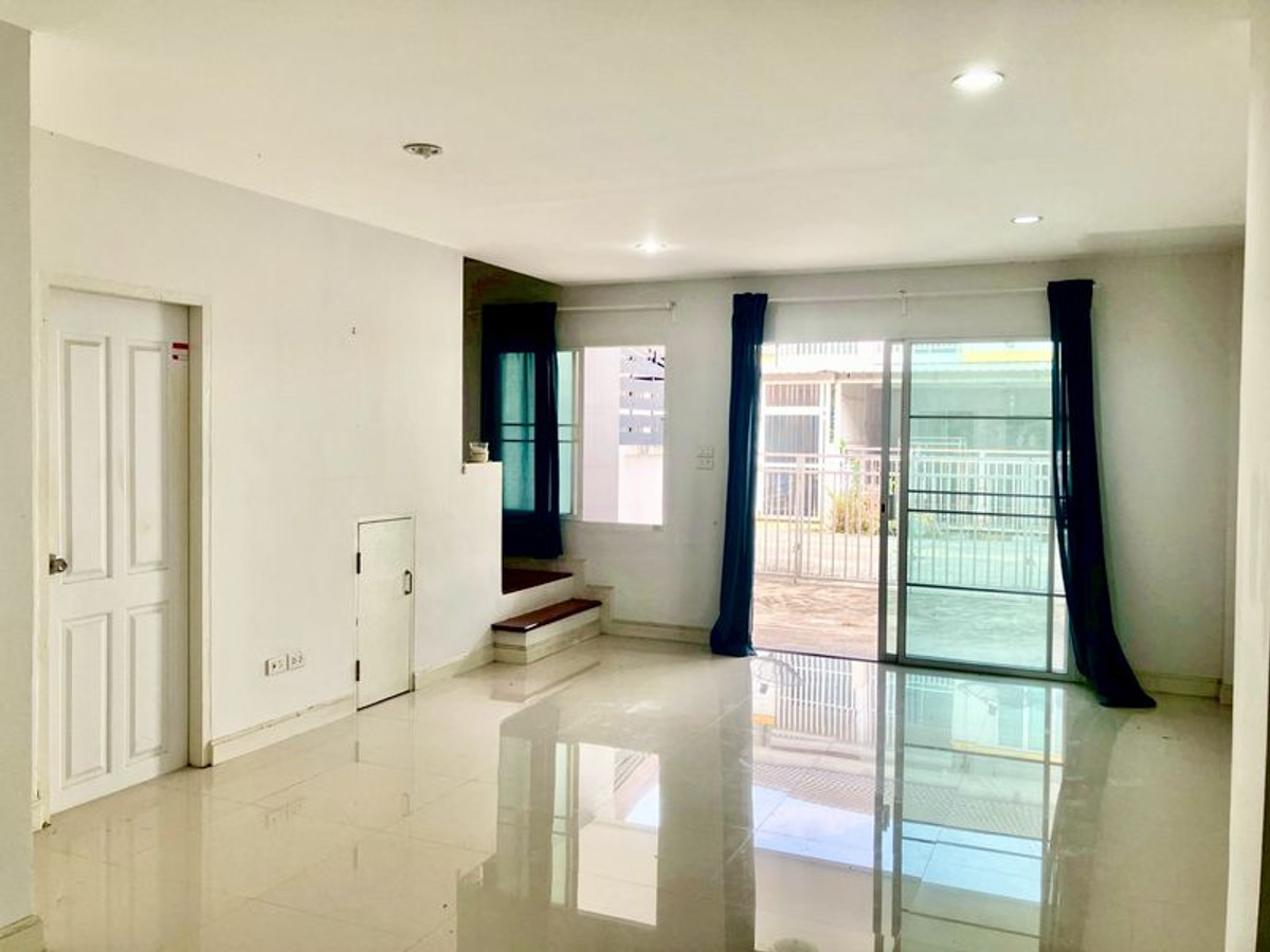 For SaleTownhomeNakhon Pathom : 2-story townhouse for sale, Pruksaphan Village, Kradi Diao 1, Soi 6, area 20.6 square meters, 3 bedrooms, near Silpakorn University, Nong Pak Long Subdistrict, Mueang Nakhon Pathom District, Nakhon Pathom Province.