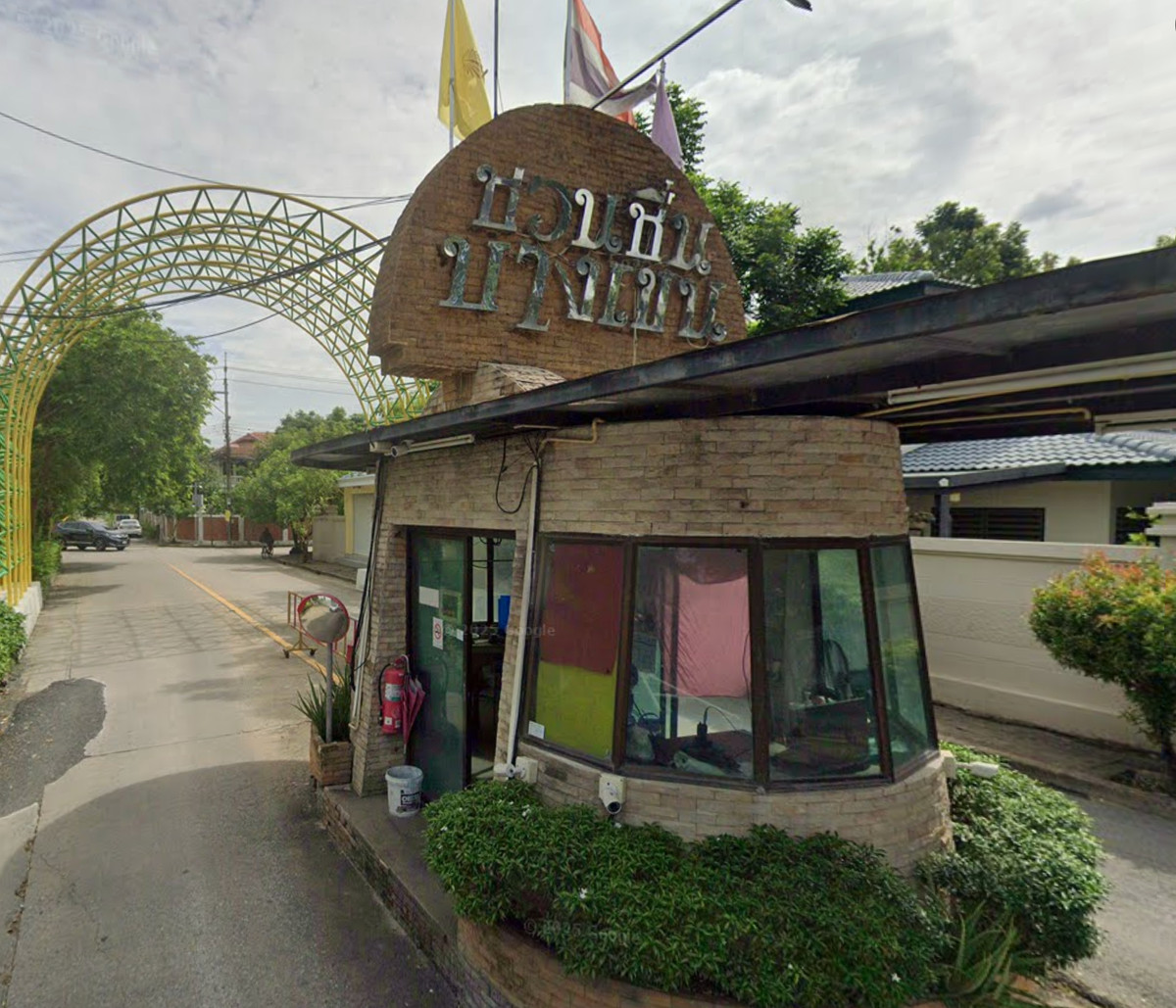 For SaleLandChaengwatana, Muangthong : Large plot of land for sale Chaengwattana - Lak Si location, land size 9 rai 17 square wah (total 3,617 square wah), width approximately 69 meters, depth approximately 250 meters.