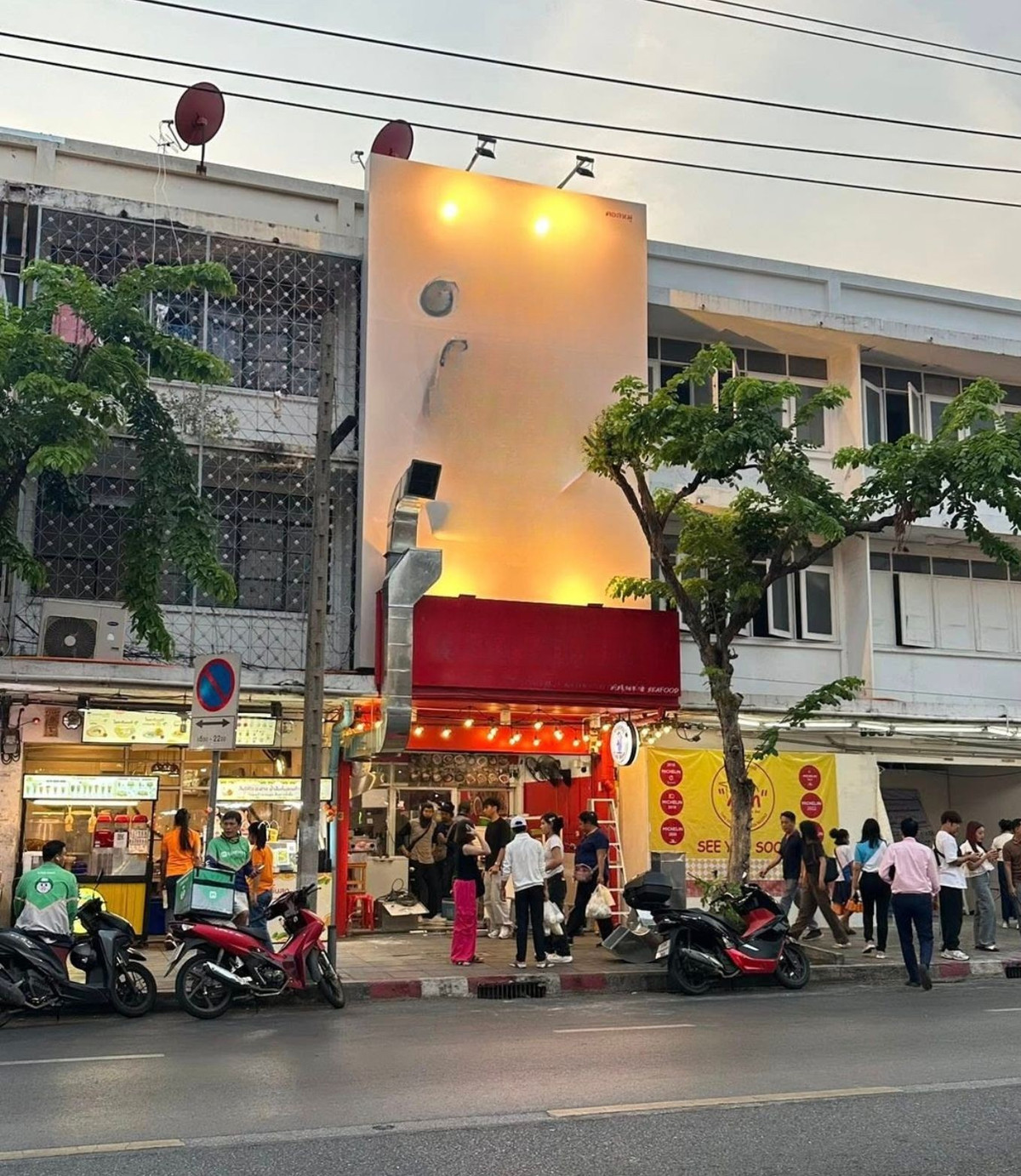 For LeaseholdRetail SpaceSiam Paragon ,Chulalongkorn,Samyan : 🍛Restaurant Business for Takeover ⛳Prime Location, Banthat Thong Rd., 📐️3.5 storey usable area 196 sqm. 