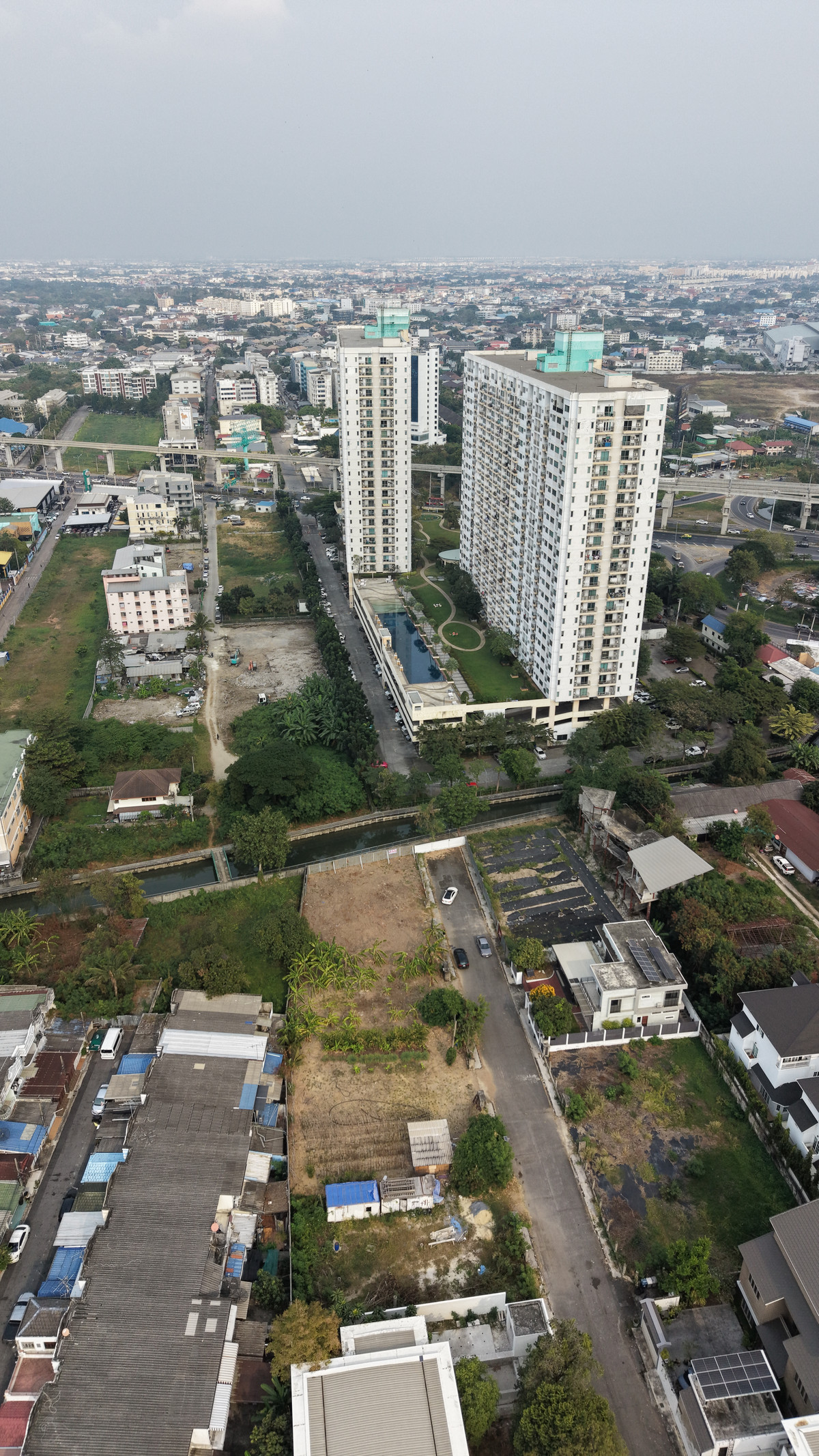 For SaleLandBangna, Bearing, Lasalle : Empty land for sale, area 173.8 square meters, in Srinakarin Park Village. Beautiful rectangular plot, easy to lay out, width 33 meters, depth 25 meters.