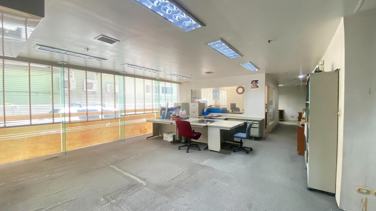 For RentOfficeRatchathewi,Phayathai : Office for rent, 150 sq m., Phayathai Place building, near BTS Phaya Thai, only 100 meters / Line @matchingproperty