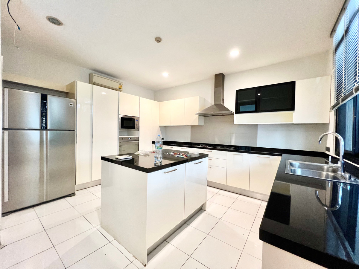 For RentSukhumvit, Asoke, Thonglor : For rent, Luxury Pool Villa, Sukhumvit 24, city center, near BTS Phrom Phong, Emquartier, 5 bedrooms.