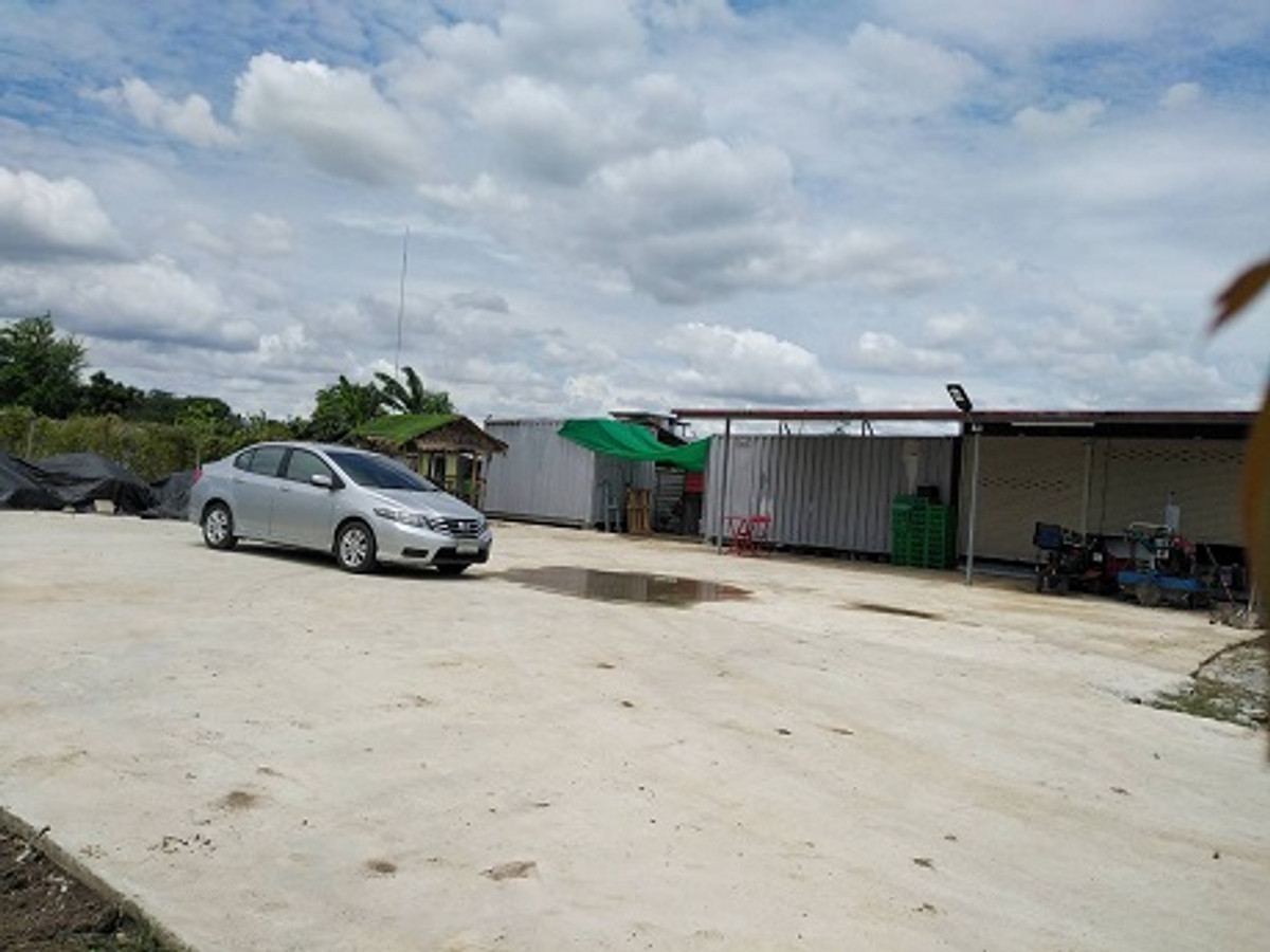 For SaleLandChaengwatana, Muangthong : Large plot of land for sale Chaengwattana - Lak Si location, land size 9 rai 17 square wah (total 3,617 square wah), width approximately 69 meters, depth approximately 250 meters.
