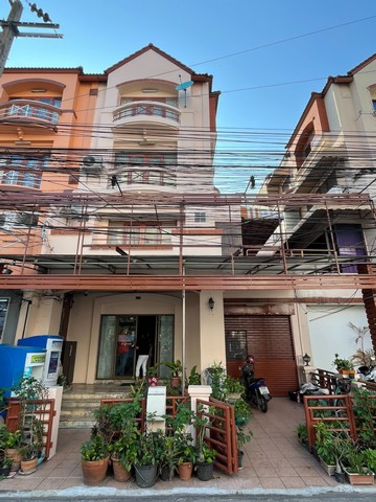 ขายทาวน์โฮมเลียบทางด่วนรามอินทรา : ขายถูก ทาวน์เฮ้าส์ 4 ชั้น บ้านสวนซื่อตรง ลาดพร้าว 87 ซอยประดิษฐมนูธรรม ซ. 10 ถนนเลียบทางด่วนรามอินทรา เขตวังทองหลาง 