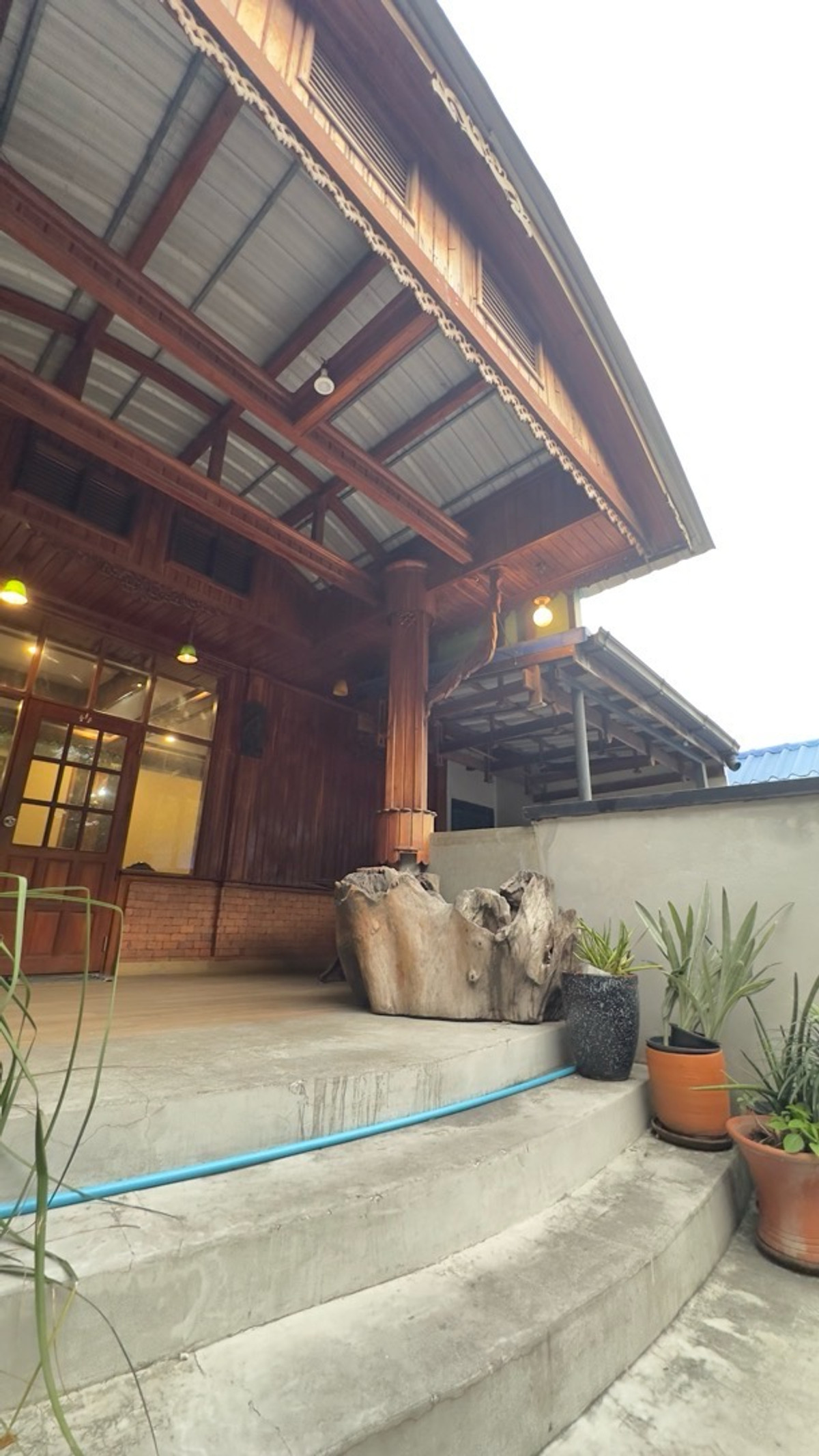 ให้เช่าที่ดินเลียบทางด่วนรามอินทรา : ให้เช่าที่ดินพร้อมสิ่งปลูกสร้าง ริมถนนประดิษฐ์มนูญธรรม เนื้อที่ 200 ตรว. เลียบทางด่วนเอกมัยรามอินทรา