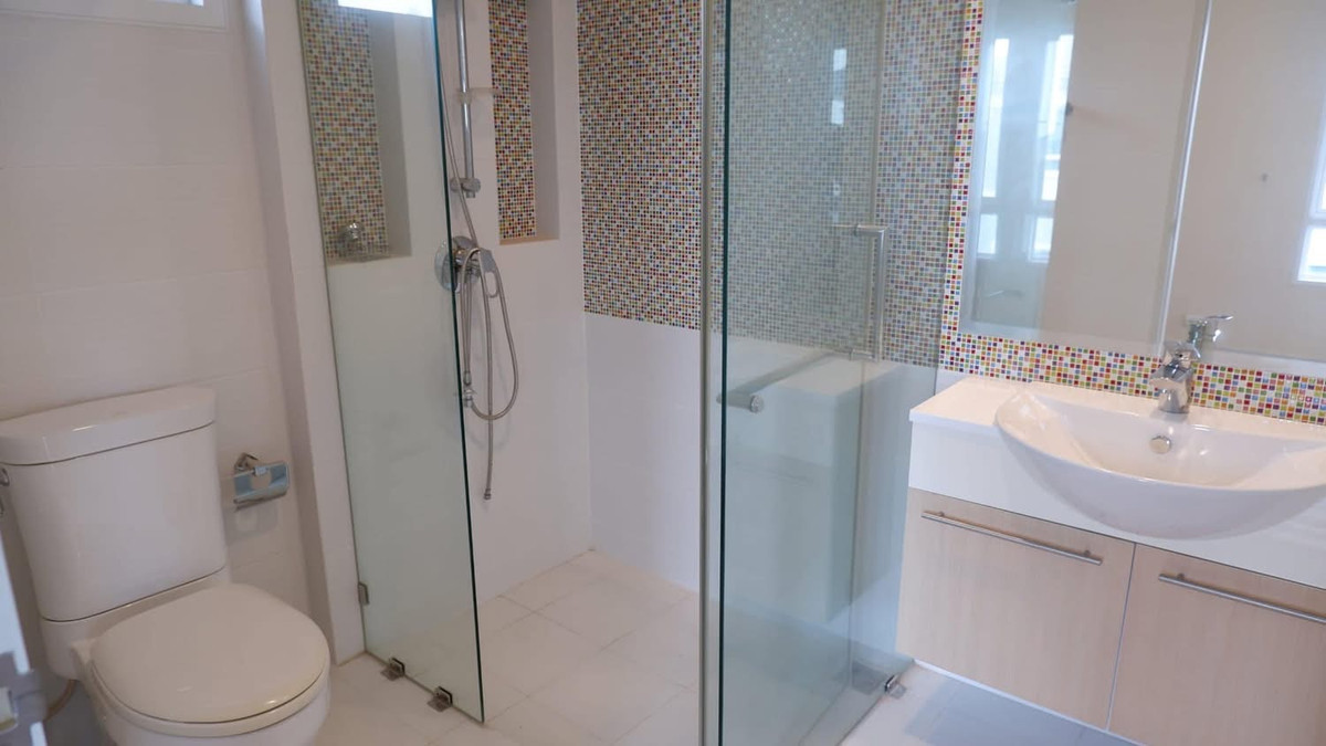 HousePattanakan, Srinakarin : Luxury 3-storey house for sale or rent spacious house next to Wellington College