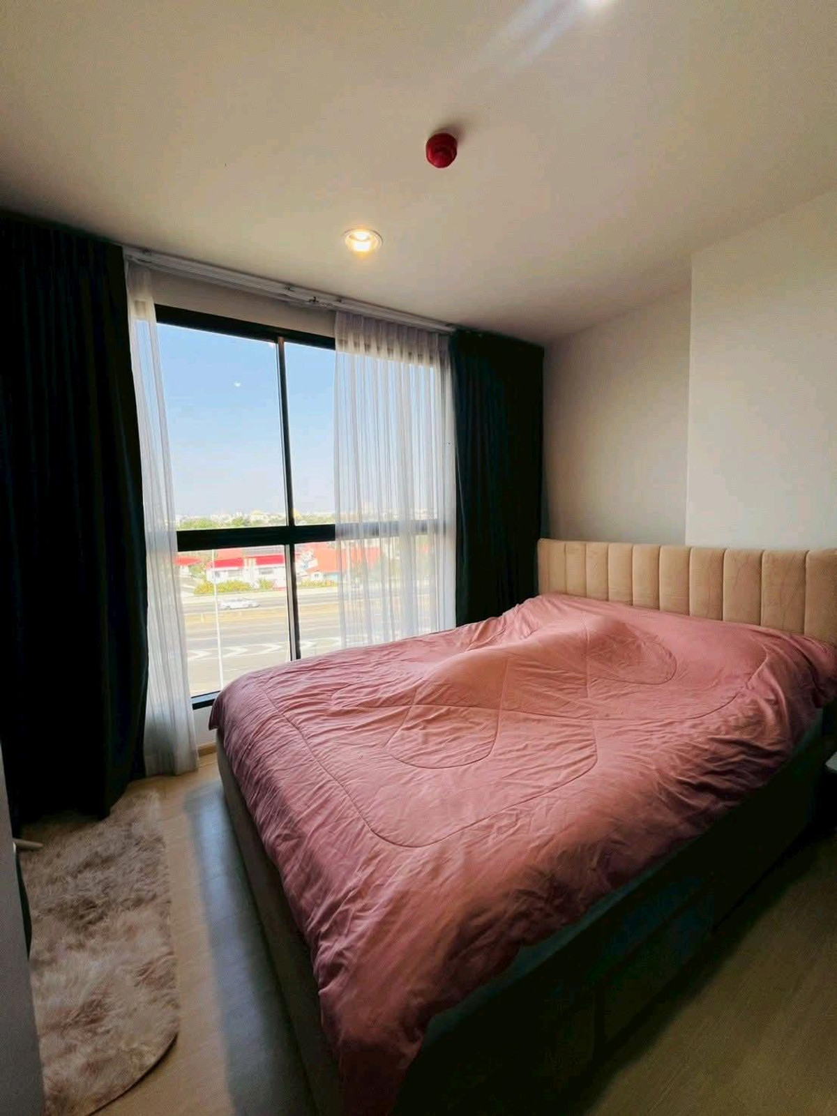 For RentCondoRama9, Petchburi, RCA : ✨ Beautiful room, good price, more than worth the price! Ready to move in immediately 📍 Next to the main road, no need to enter the alley, convenient travel, near Rama 9 - Ratchada - Asoke zones.