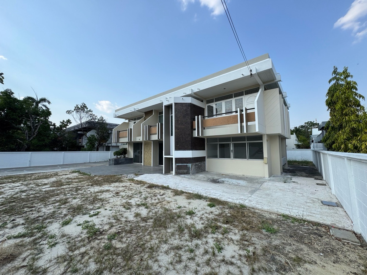 For RentHome OfficePattanakan, Srinakarin : Home office studio for rent, Phatthanakan, 10 car parking spaces, welcome tenants to register a company and do business.