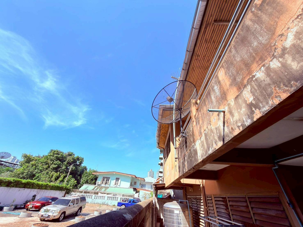 For SaleHouseSukhumvit, Asoke, Thonglor : Single house for sale, 49 sq m., Sukhumvit Soi 49/14, Khlong Tan Nuea Subdistrict, Watthana District, Bangkok, price 15,000,000 baht.