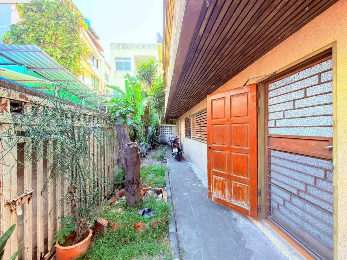 For SaleHouseSukhumvit, Asoke, Thonglor : Single house for sale, 49 sq m., Sukhumvit Soi 49/14, Khlong Tan Nuea Subdistrict, Watthana District, Bangkok, price 15,000,000 baht.